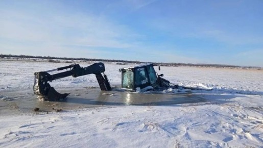 Три трактора провалились под лед на озере под Магнитогорском