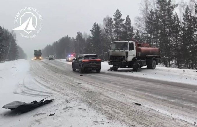 Авария на 37 км «Западного обхода»: под Челябинском легковушка съехала в кювет после столкновения с грузовиком