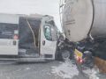 Микроавтобус с 16 пассажирами попал в ДТП с грузовым автомобилем на трассе в Красноярском крае, сообщает ГУ МЧС региона