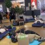 «Должны были улететь сегодня - рейс перенесли на понедельник. Люди спят на полу»