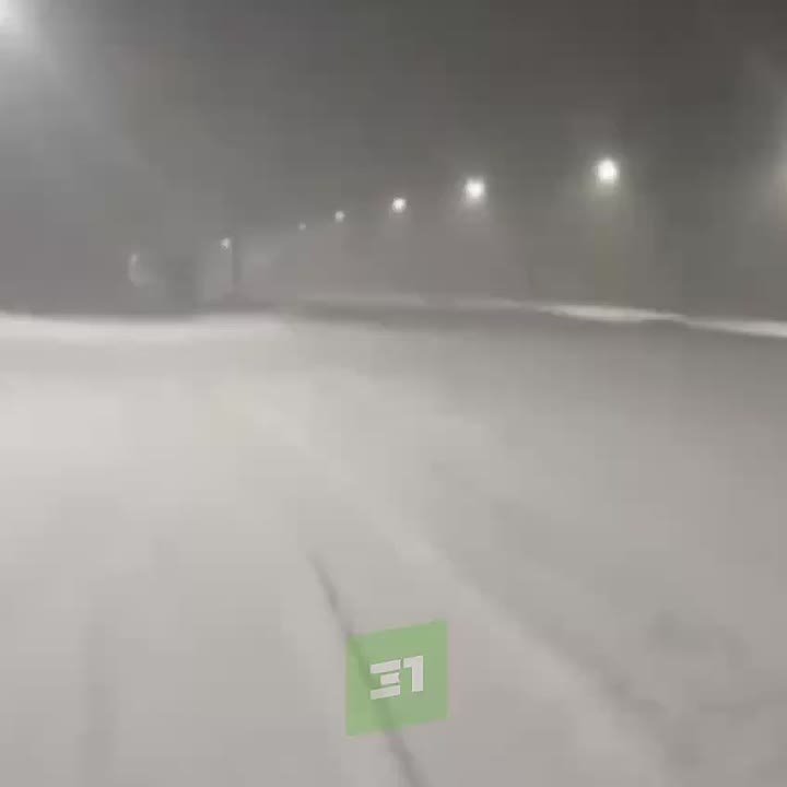Трассу М5 заметает.. Из-за мощного снегопада введены ограничения для автобусов, маршруток и грузовиков от границы с Башкирией (1548 км) до Чебаркуля (1799 км)