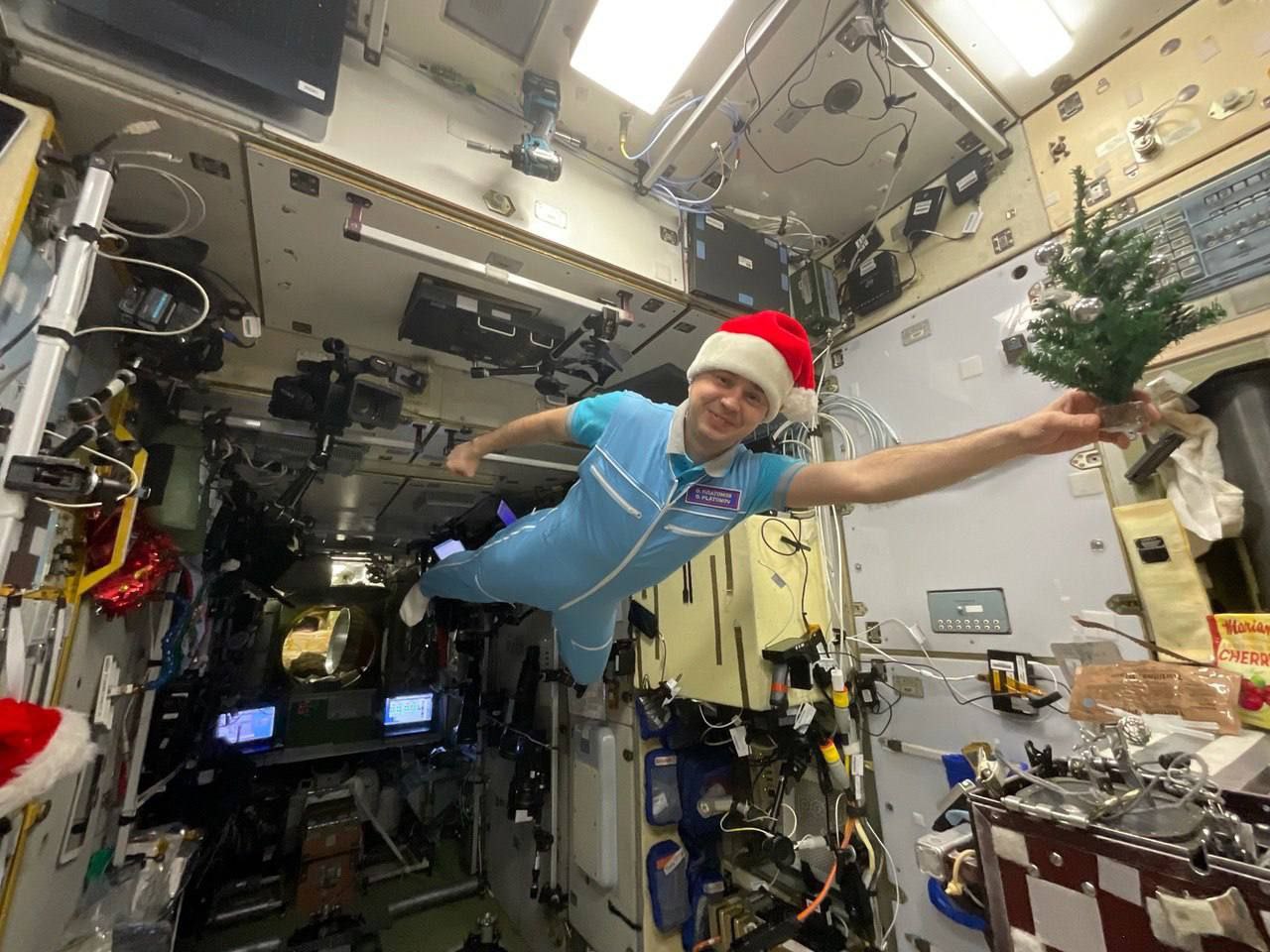 Ночевать в аэропорту теперь пришлось летевшим из Питера Ночевать в аэропорту теперь пришлось летевшим из Питера