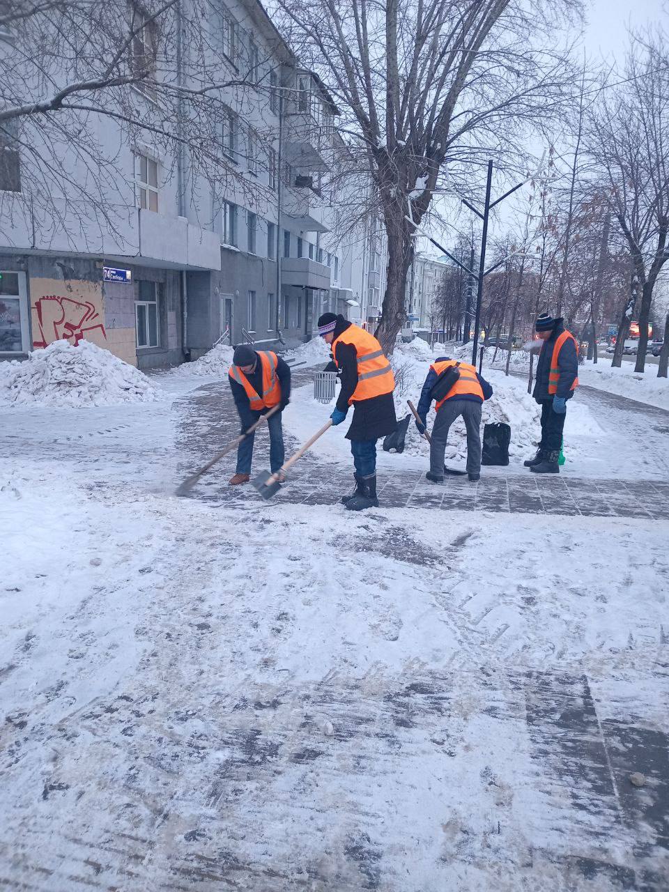 Челябинск вовсю готовят к первой рабочей неделе