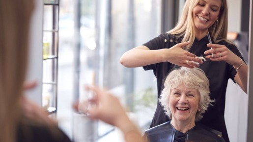 Хороша и свежа: эксперт назвал три прически, которые здорово молодят