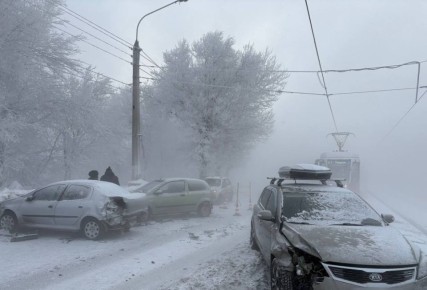 В Магнитогорске на мосту столкнулись 5 автомобилей во время тумана