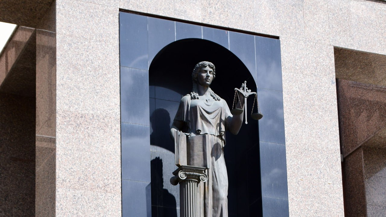 Экс-полицейскому в Челябинске вынесли приговор за крупную взятку