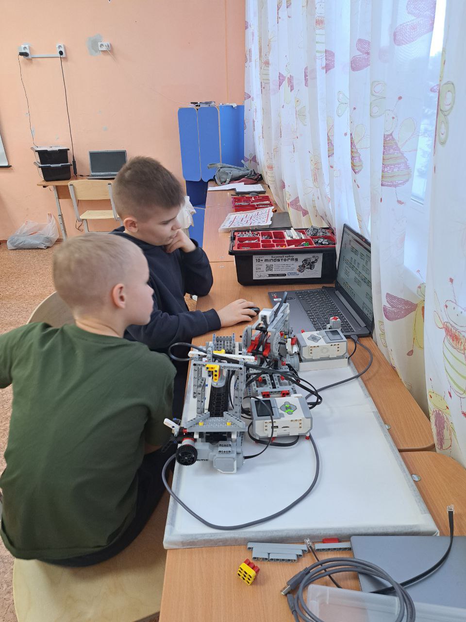 Не игра, а производство: школьники создали робота для тракторного завода и обошли взрослых на конкурсе