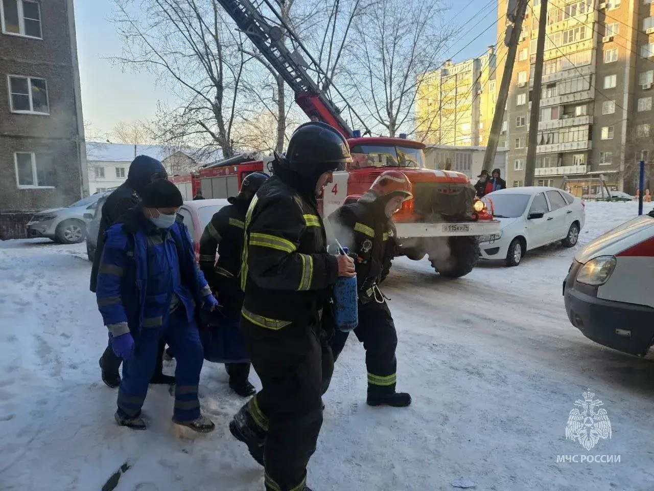 В Челябинске в многоэтажке на Сталеваров на пожаре погиб человек