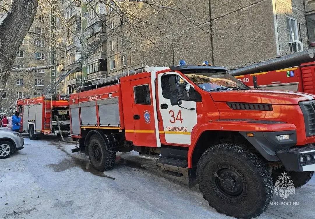 В Челябинске в многоэтажке на Сталеваров на пожаре погиб человек В Челябинске в многоэтажке на Сталеваров на пожаре погиб человек
