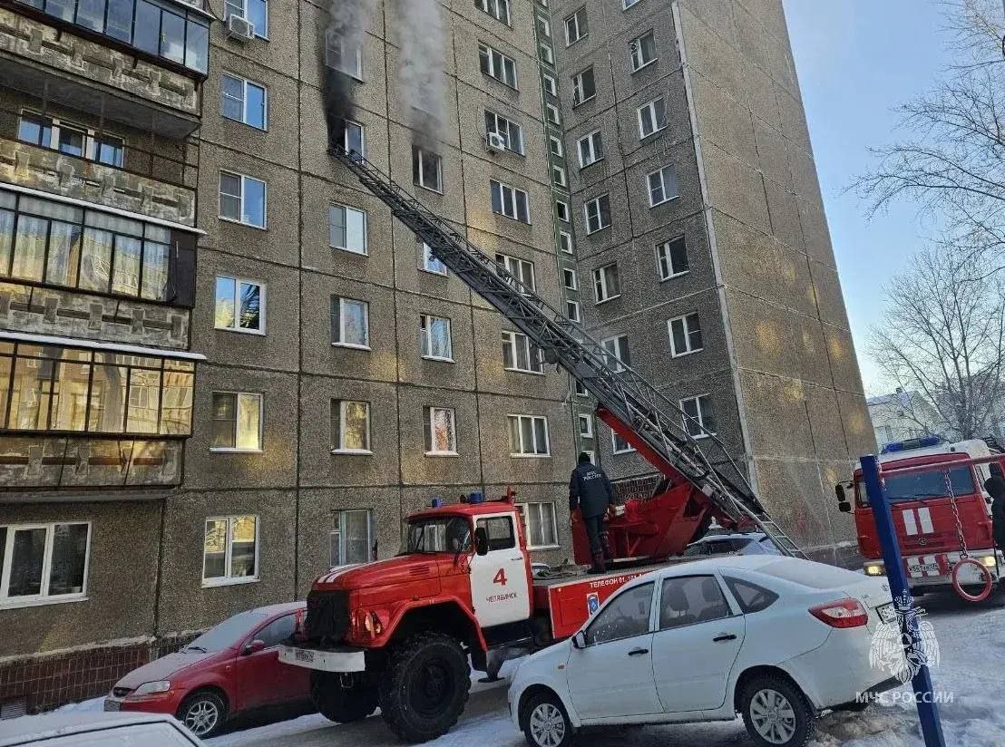 В Челябинске в многоэтажке на Сталеваров на пожаре погиб человек В Челябинске в многоэтажке на Сталеваров на пожаре погиб человек