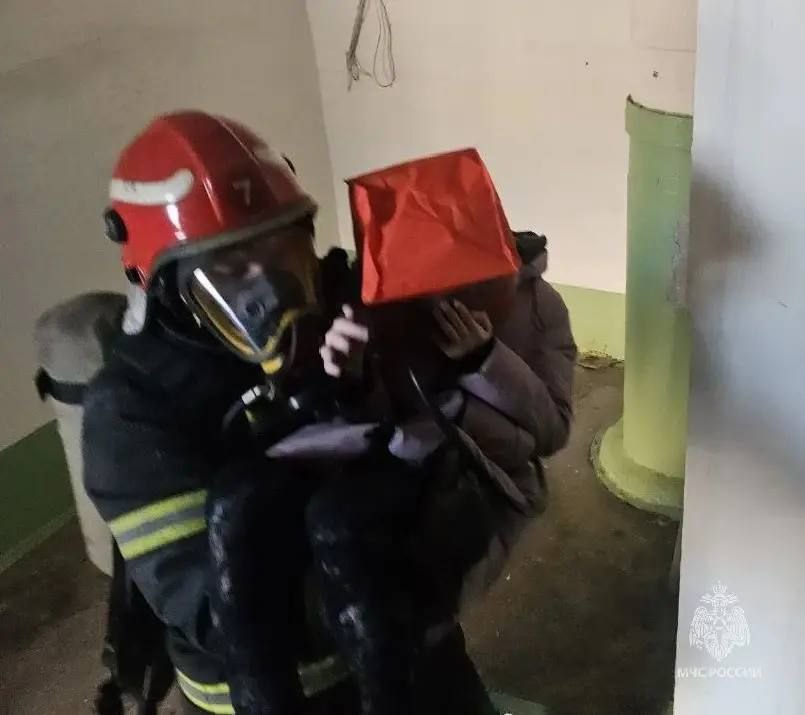 В Челябинске в многоэтажке на Сталеваров на пожаре погиб человек В Челябинске в многоэтажке на Сталеваров на пожаре погиб человек