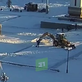 Праздники закончились? В Магнитогорске начали сносить главный ледовый городок