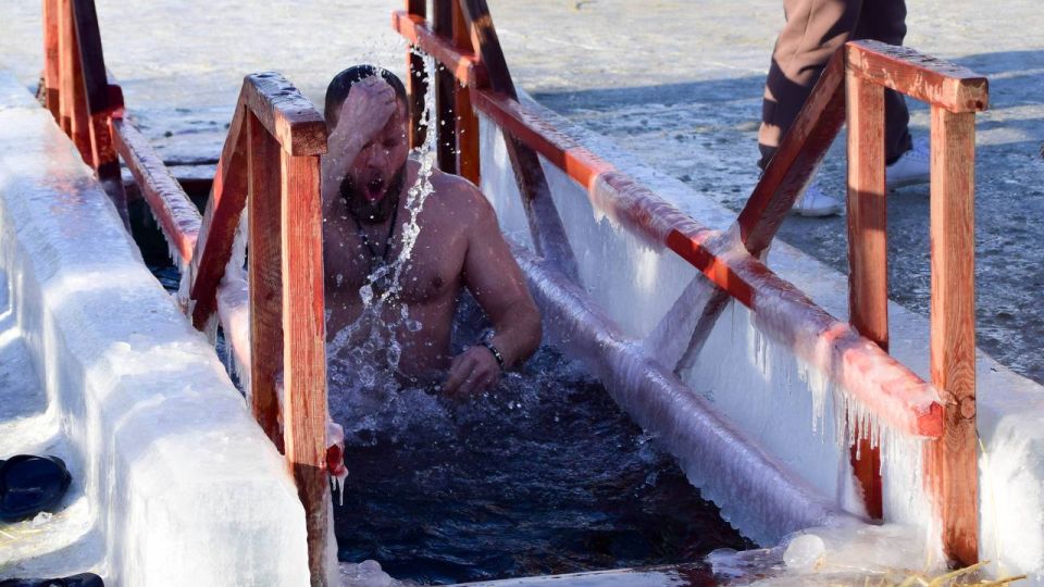 1234517% жителей Челябинска признались, что собираются окунуться в прорубь на Крещение