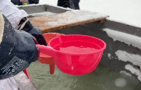 Копейские волонтеры участвуют в акции «Крещенская вода»