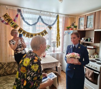 Работники прокуратуры Калининского района г. Челябинска поздравили с днем рождения102-летнюю труженицу тыла