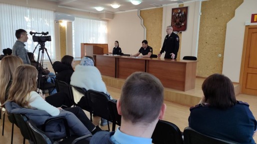 В Златоусте сотрудники полиции рассказали участникам Всероссийской акции «Студенческий десант» об особенностях своей профессии