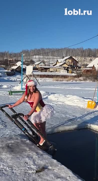 Жительница Миасса в образе Снегурочки проплыла 50 метров в 30-градусный мороз