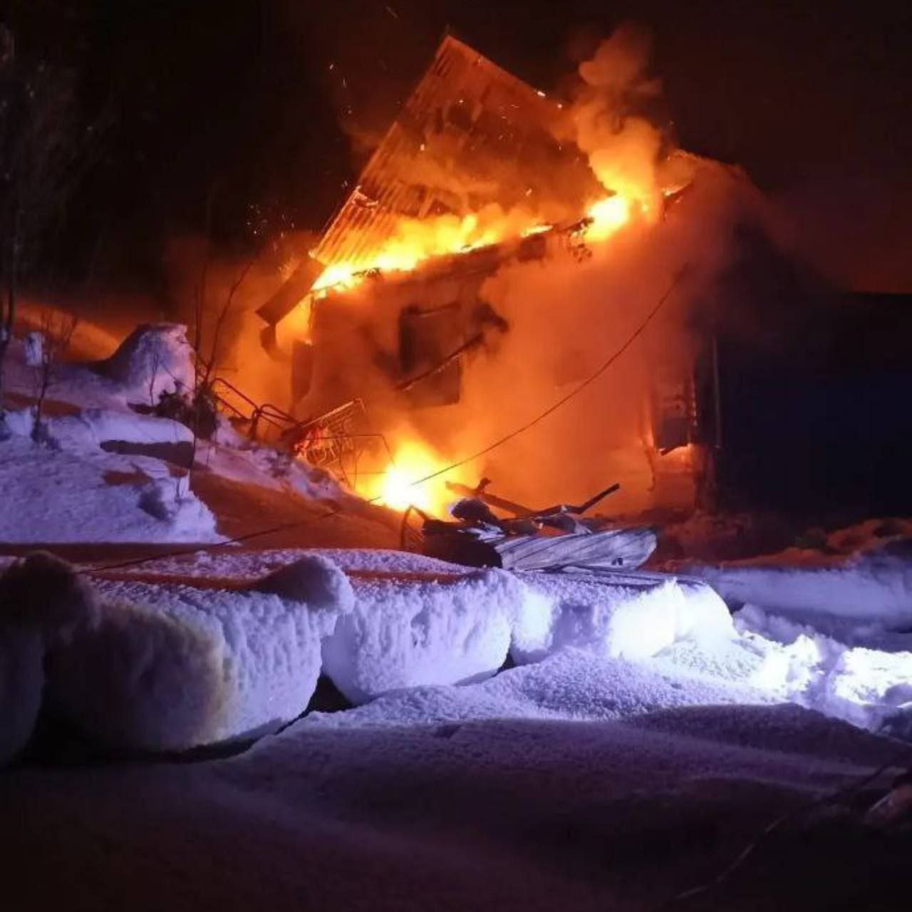 В Миньяре из-за нечищеных от снега дорог пожарные машины не смогли подъехать к горящему дому