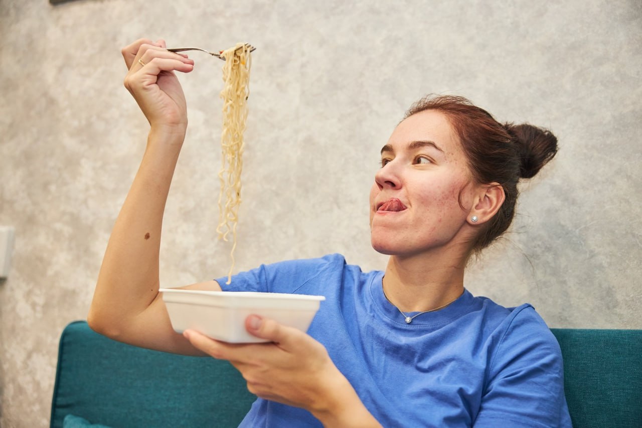 Знаешь, что по-настоящему объединяет студентов Челябинска? Не только сессии и дедлайны, а тайная кухня общежитий! Тот самый доширак с сосиской, превращенный в кулинарный шедевр, легендарная «заливная картошка» или пельмени... Знаешь, что по-настоящему объединяет студентов Челябинска? Не только сессии и дедлайны, а тайная кухня общежитий! Тот самый доширак с сосиской, превращенный в кулинарный шедевр, легендарная «заливная картошка» или пельмени...