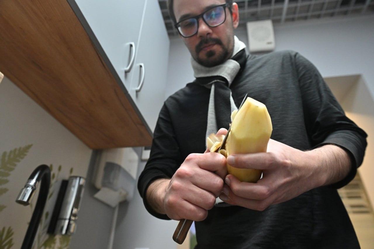 Знаешь, что по-настоящему объединяет студентов Челябинска? Не только сессии и дедлайны, а тайная кухня общежитий! Тот самый доширак с сосиской, превращенный в кулинарный шедевр, легендарная «заливная картошка» или пельмени... Знаешь, что по-настоящему объединяет студентов Челябинска? Не только сессии и дедлайны, а тайная кухня общежитий! Тот самый доширак с сосиской, превращенный в кулинарный шедевр, легендарная «заливная картошка» или пельмени...