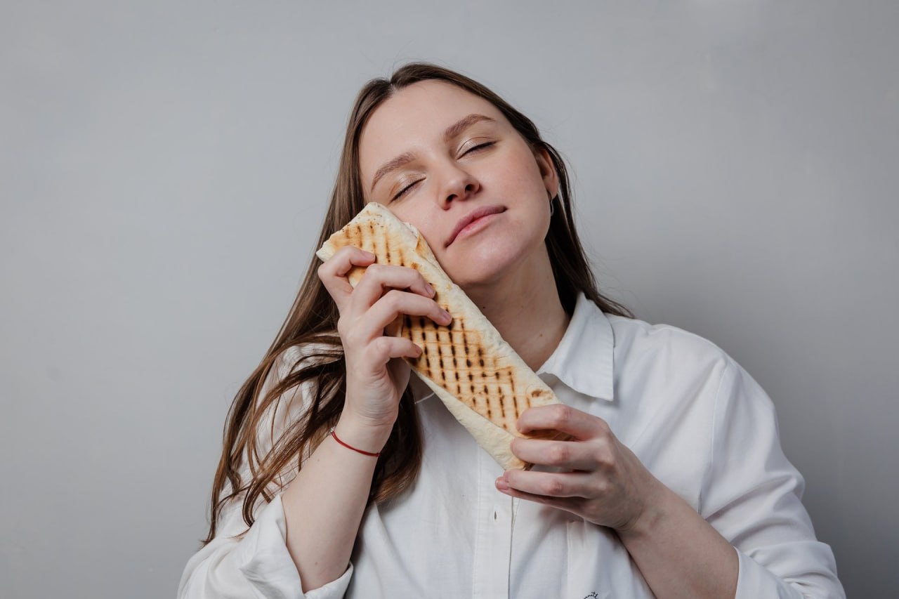 Знаешь, что по-настоящему объединяет студентов Челябинска? Не только сессии и дедлайны, а тайная кухня общежитий! Тот самый доширак с сосиской, превращенный в кулинарный шедевр, легендарная «заливная картошка» или пельмени...