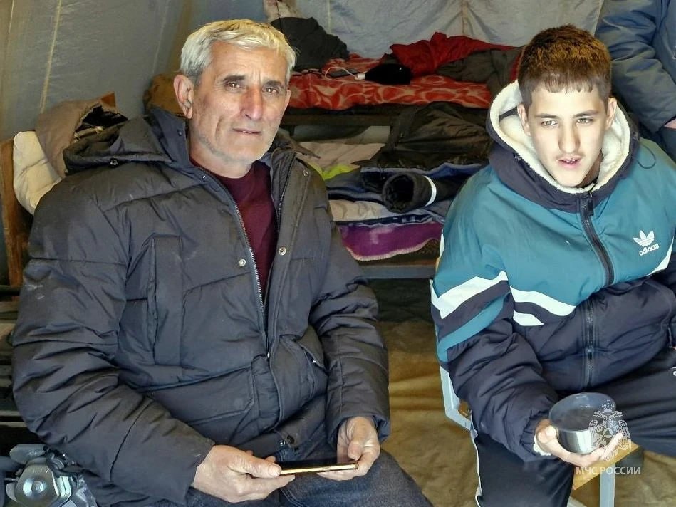 Замерзших мужчин спасли минувшей ночью на трассе в Миассе