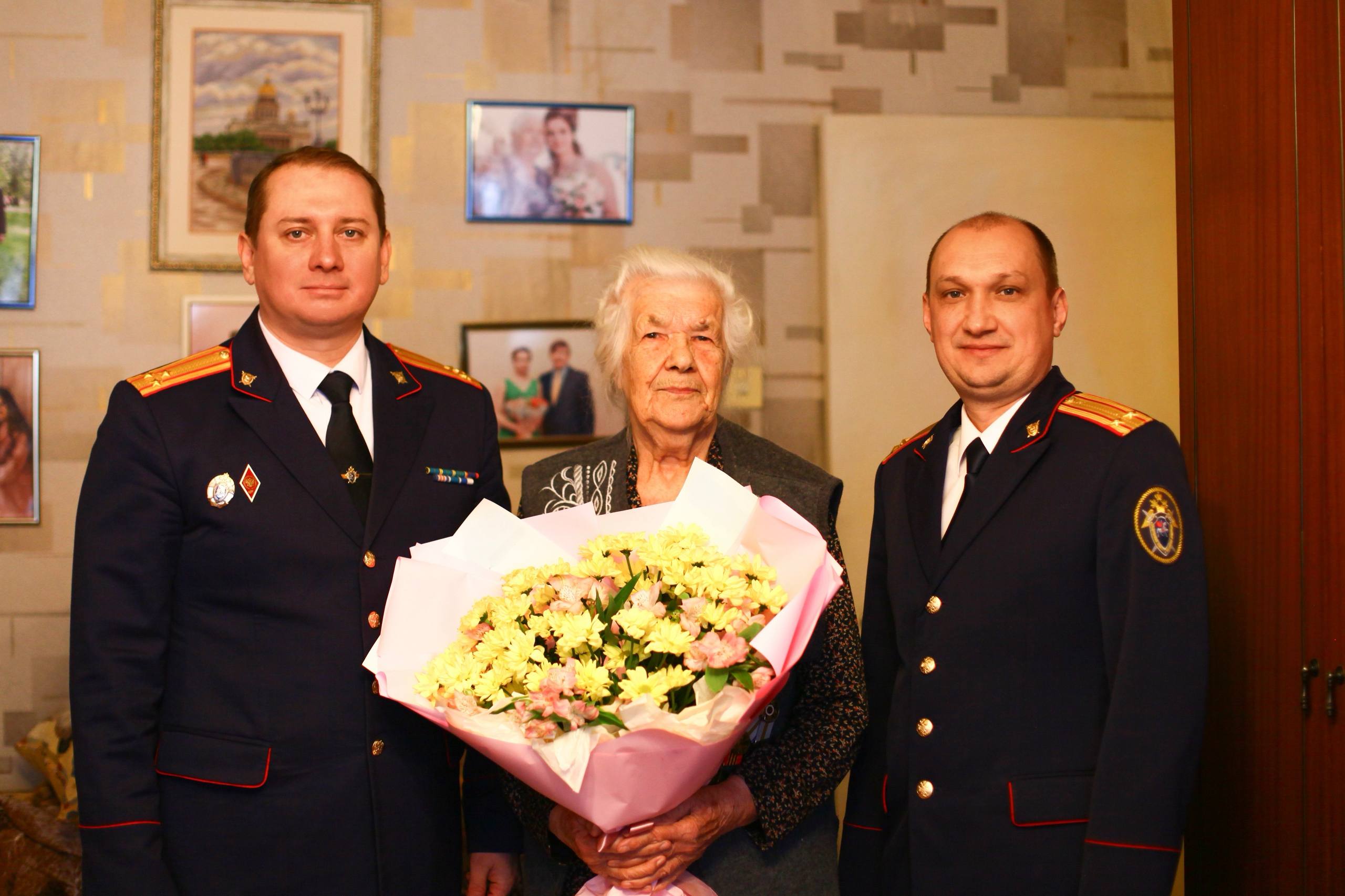 Заместитель руководителя регионального СКР в преддверии Дня снятия блокады Ленинграда навестил Кринскую Алевтину Павловну Заместитель руководителя регионального СКР в преддверии Дня снятия блокады Ленинграда навестил Кринскую Алевтину Павловну