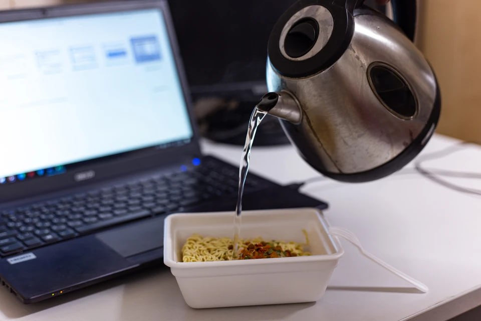 В Челябинске курьер маркетплейса подменил содержимое 38 посылок