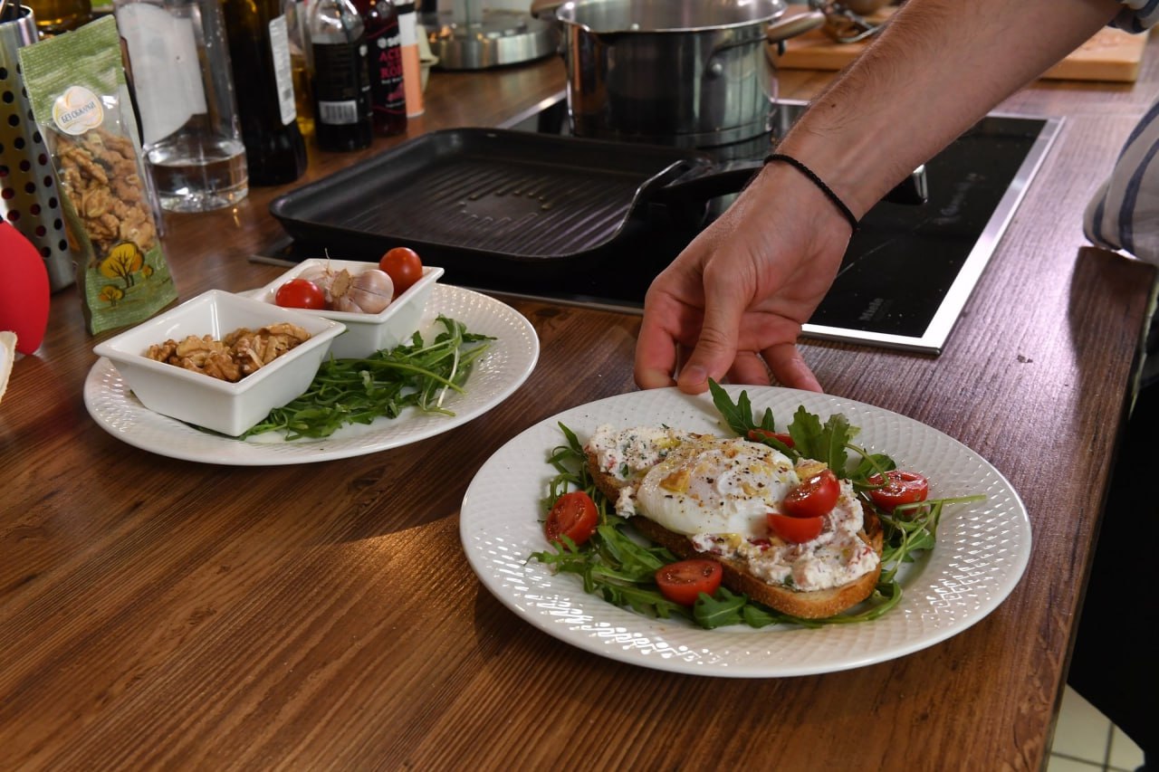 Знаешь, что по-настоящему объединяет студентов Челябинска? Не только сессии и дедлайны, а тайная кухня общежитий! Тот самый доширак с сосиской, превращенный в кулинарный шедевр, легендарная «заливная картошка» или пельмени... Знаешь, что по-настоящему объединяет студентов Челябинска? Не только сессии и дедлайны, а тайная кухня общежитий! Тот самый доширак с сосиской, превращенный в кулинарный шедевр, легендарная «заливная картошка» или пельмени...