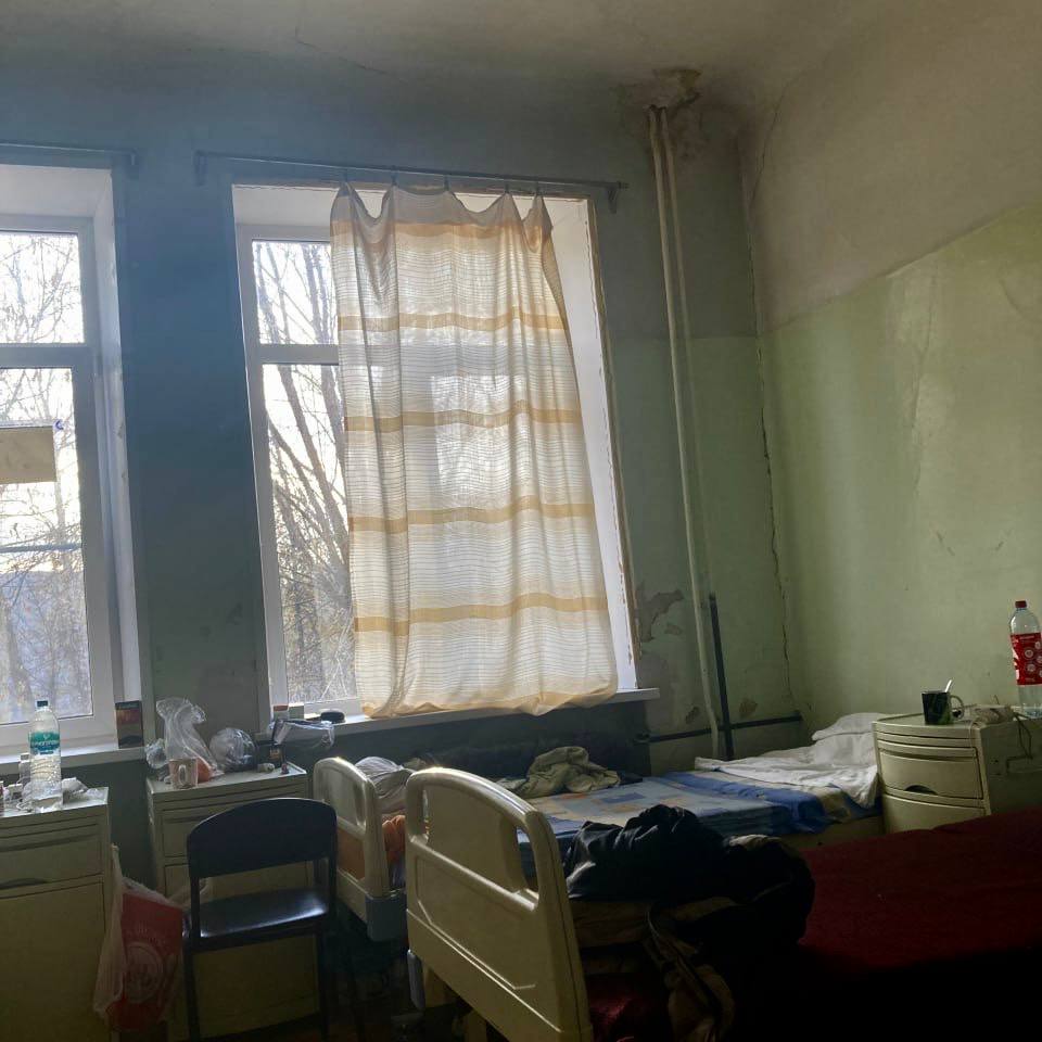 Трещины на стенах и тараканы в палатах: пациенты жалуются на ужасные условия в городской больнице