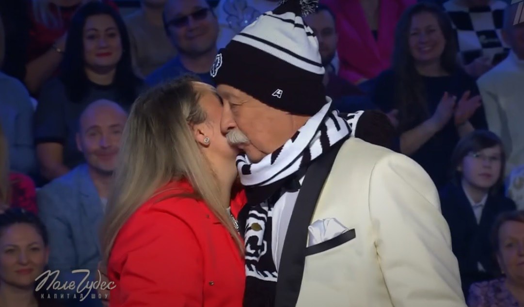 Жительница Челябинска переодела Леонида Якубовича в мерч ХК «Трактор» Жительница Челябинска переодела Леонида Якубовича в мерч ХК «Трактор»