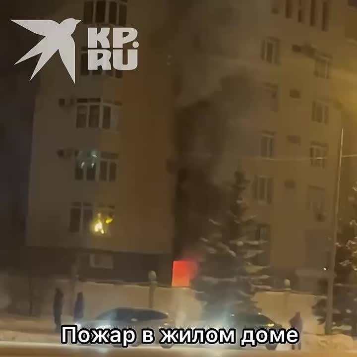 Жилой пятиэтажный дом загорелся в Челябинске на Тополиной аллее