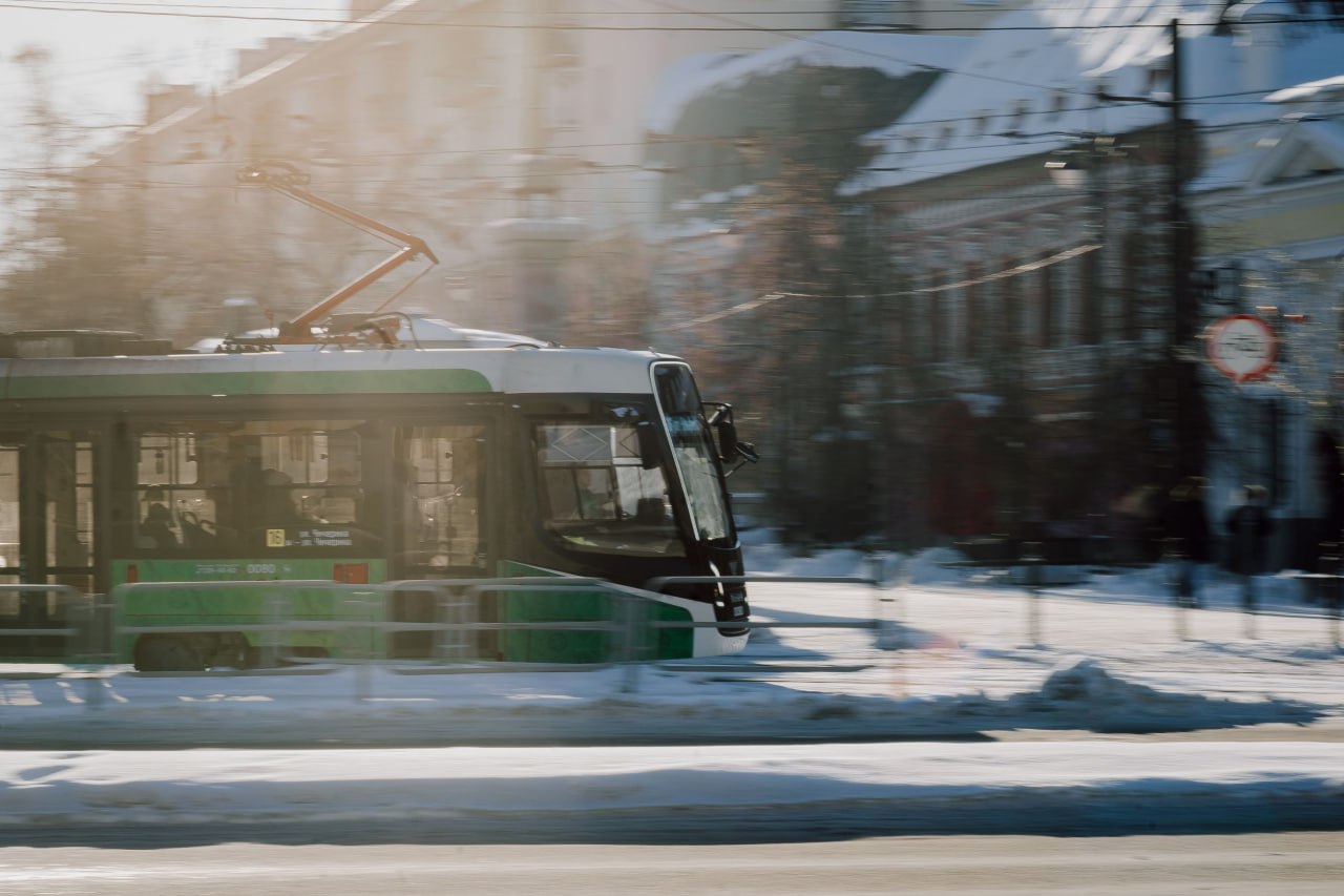 «Мальчика увезли в больницу»: трамвай «зацепил» пешехода на остановке в Челябинске