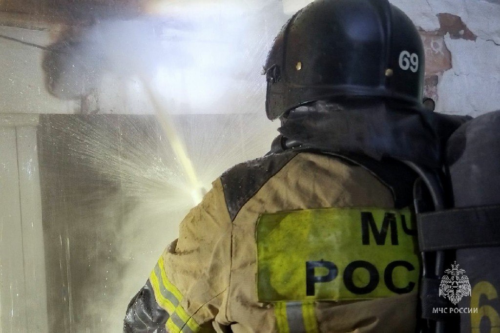 Из-за накала печи в Нязепетровске загорелся частный дом