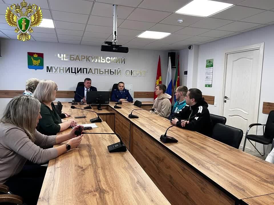 Чебаркульский городской прокурор принял участие в торжественном вручении ключей от квартир детям-сиротам