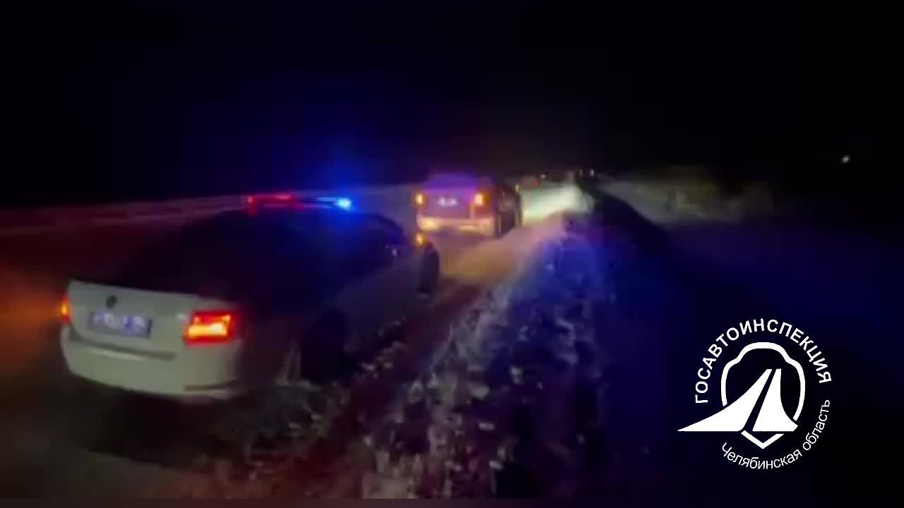 Сотрудники Госавтоинспекции оказали помощь водителям, у которых в пути закончилось топливо