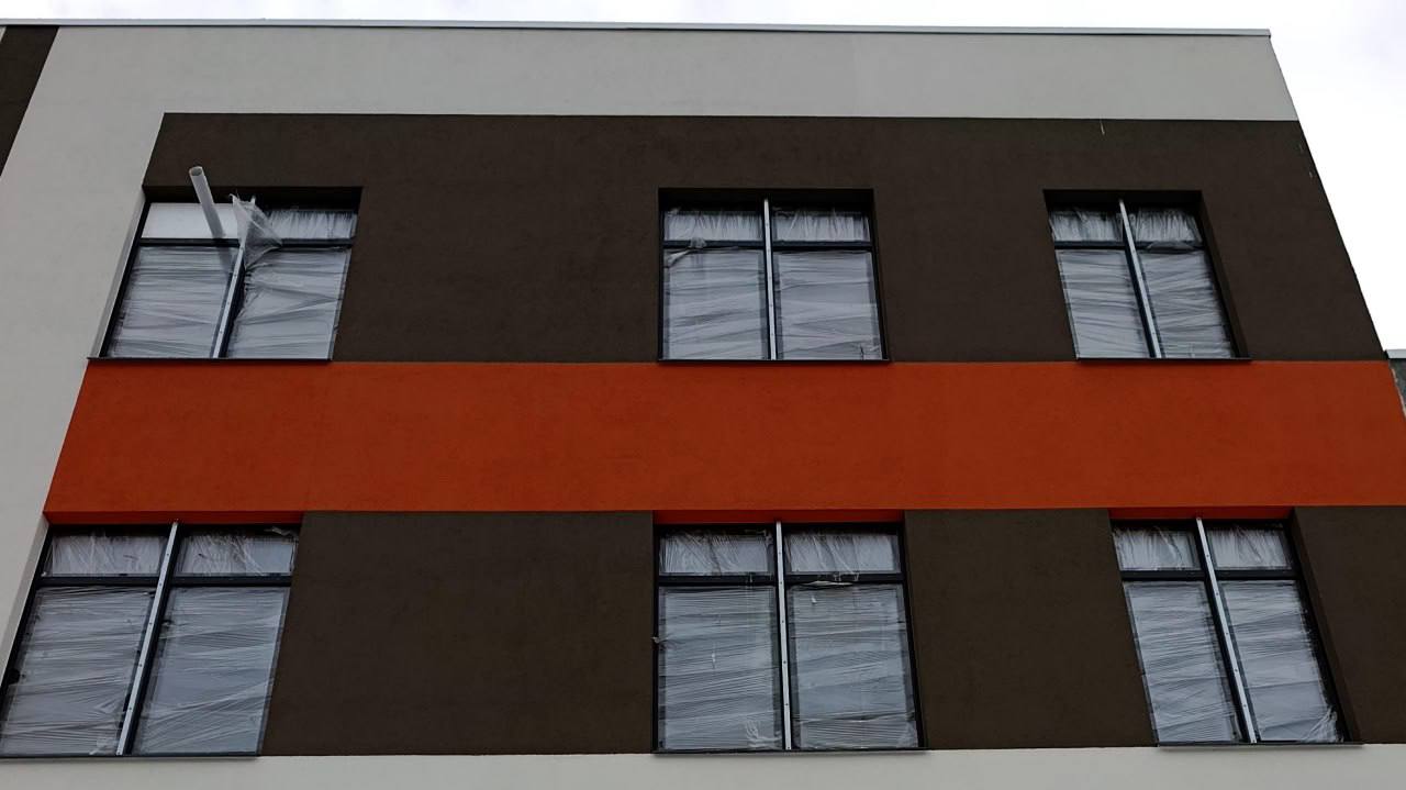 Школу на 1100 мест в Парковом подготовили к внутренней отделке Школу на 1100 мест в Парковом подготовили к внутренней отделке