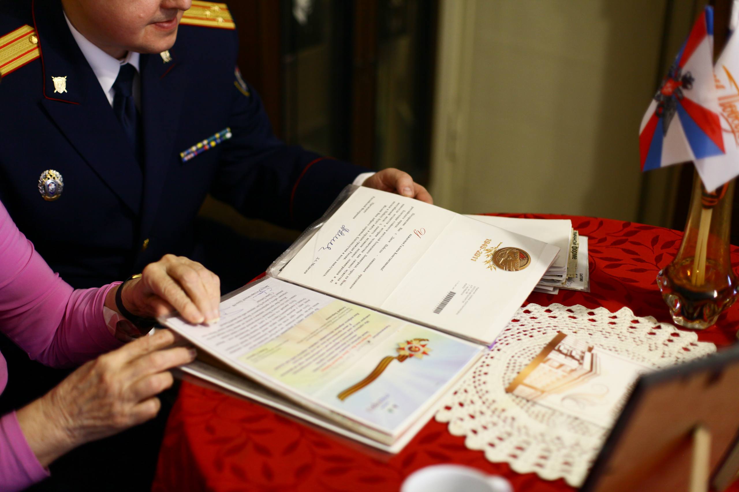 Первый заместитель руководителя СУ СК России по Челябинской области навестил жительницу блокадного Ленинграда Рыбачук Галину Константиновну Первый заместитель руководителя СУ СК России по Челябинской области навестил жительницу блокадного Ленинграда Рыбачук Галину Константиновну