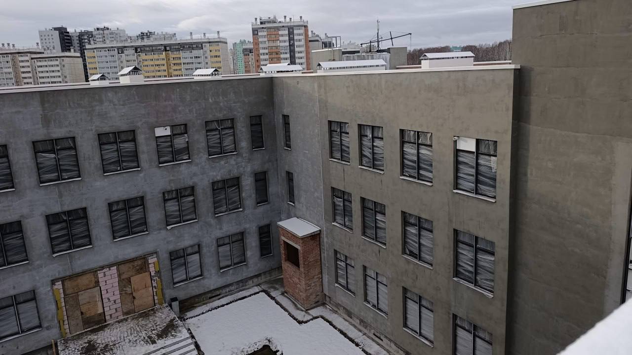 Школу на 1100 мест в Парковом подготовили к внутренней отделке