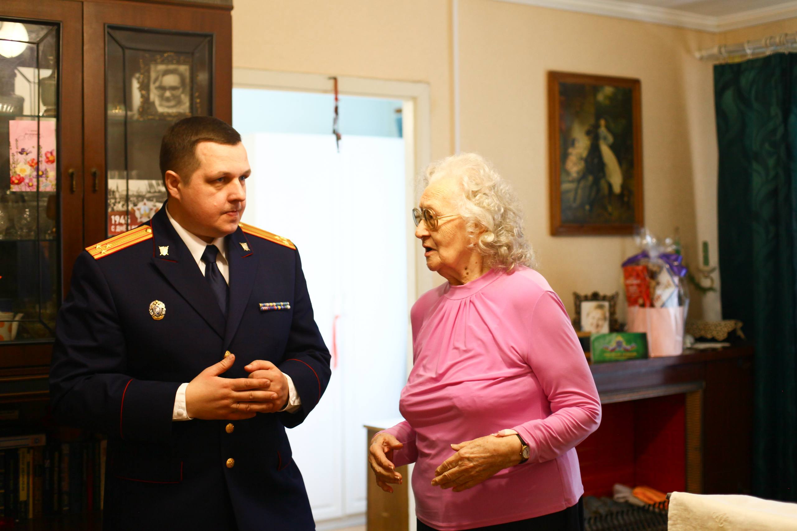 Первый заместитель руководителя СУ СК России по Челябинской области навестил жительницу блокадного Ленинграда Рыбачук Галину Константиновну Первый заместитель руководителя СУ СК России по Челябинской области навестил жительницу блокадного Ленинграда Рыбачук Галину Константиновну