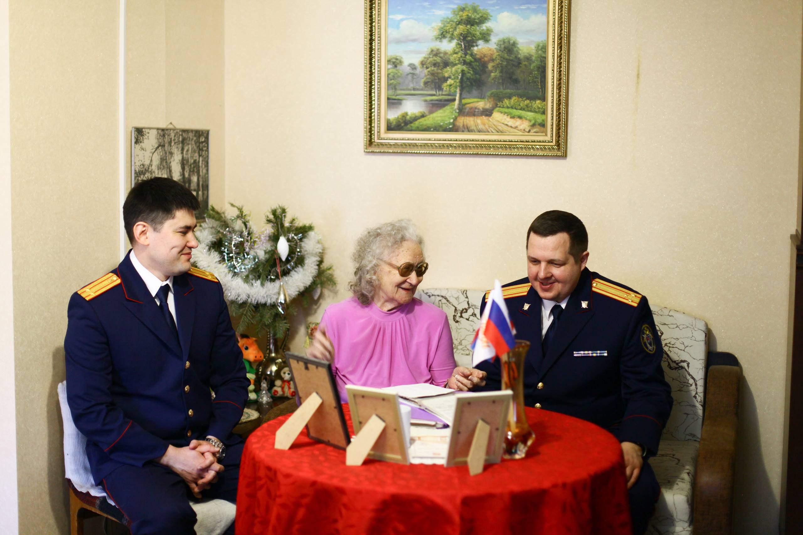 Первый заместитель руководителя СУ СК России по Челябинской области навестил жительницу блокадного Ленинграда Рыбачук Галину Константиновну Первый заместитель руководителя СУ СК России по Челябинской области навестил жительницу блокадного Ленинграда Рыбачук Галину Константиновну