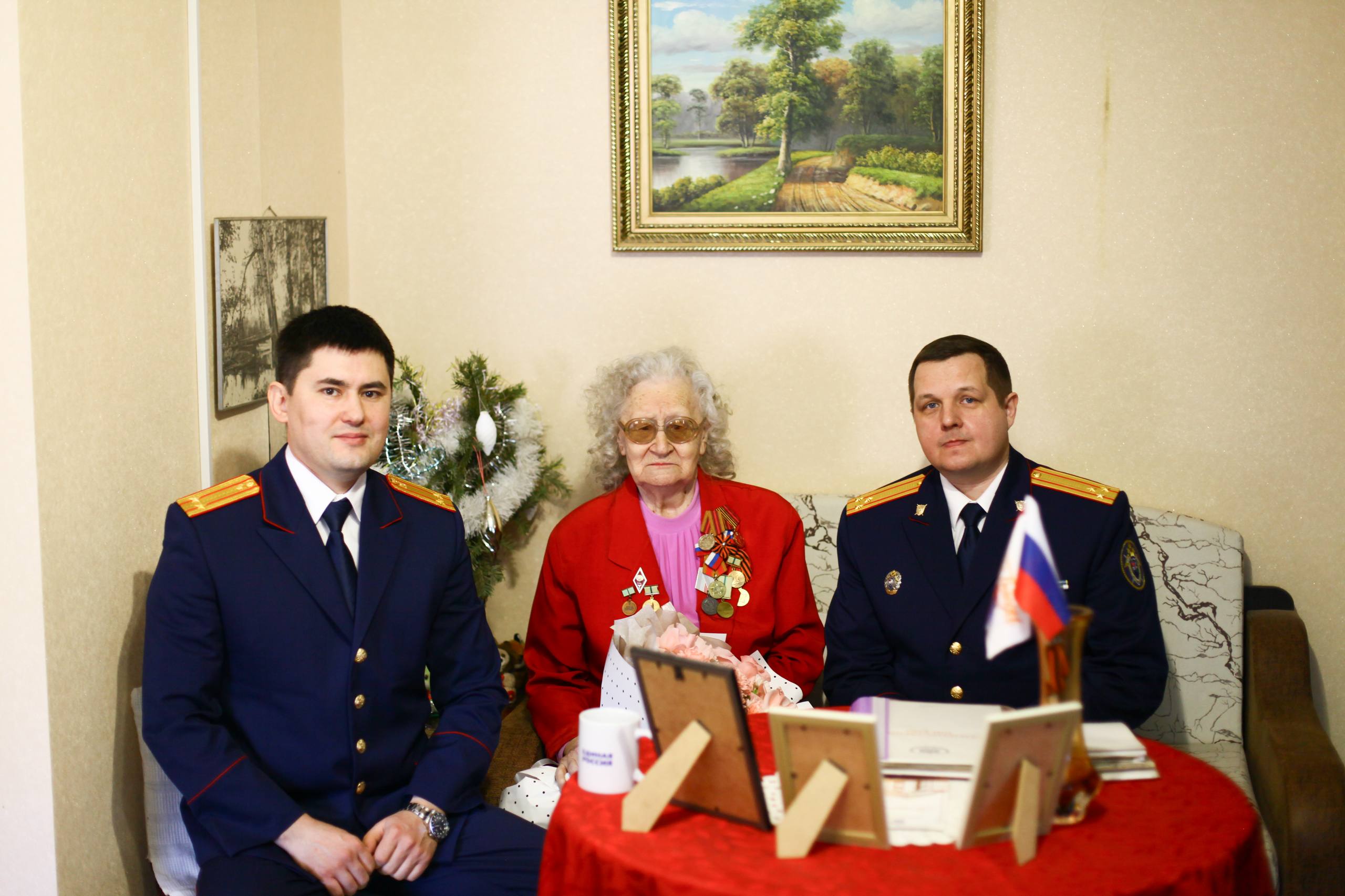 Первый заместитель руководителя СУ СК России по Челябинской области навестил жительницу блокадного Ленинграда Рыбачук Галину Константиновну Первый заместитель руководителя СУ СК России по Челябинской области навестил жительницу блокадного Ленинграда Рыбачук Галину Константиновну