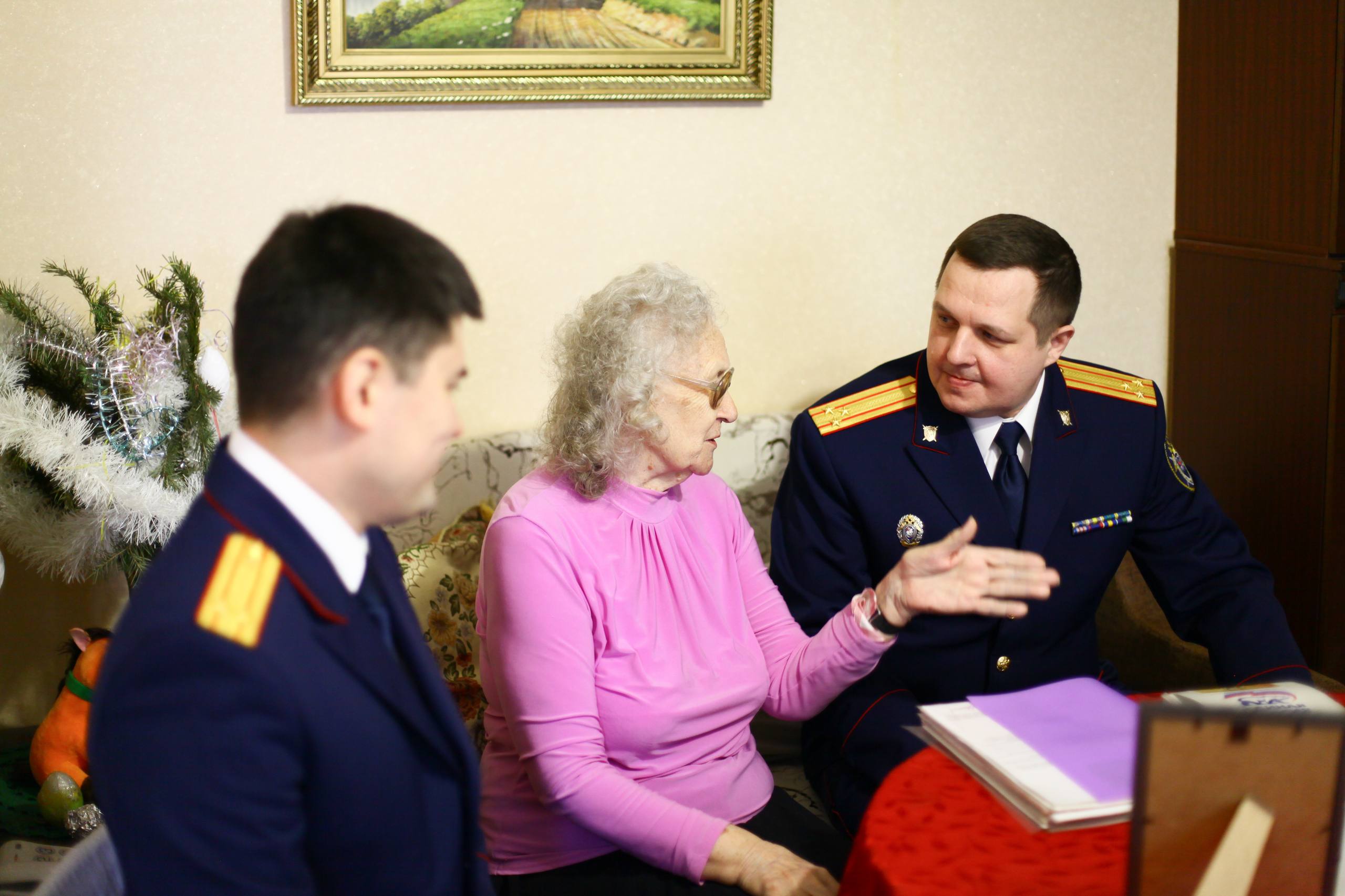 Первый заместитель руководителя СУ СК России по Челябинской области навестил жительницу блокадного Ленинграда Рыбачук Галину Константиновну Первый заместитель руководителя СУ СК России по Челябинской области навестил жительницу блокадного Ленинграда Рыбачук Галину Константиновну