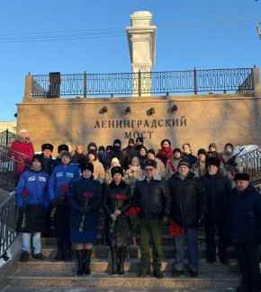 Прокуроры, ветераны и юнармейцы возложили цветы к мемориальному знаку на Ленинградском мосту