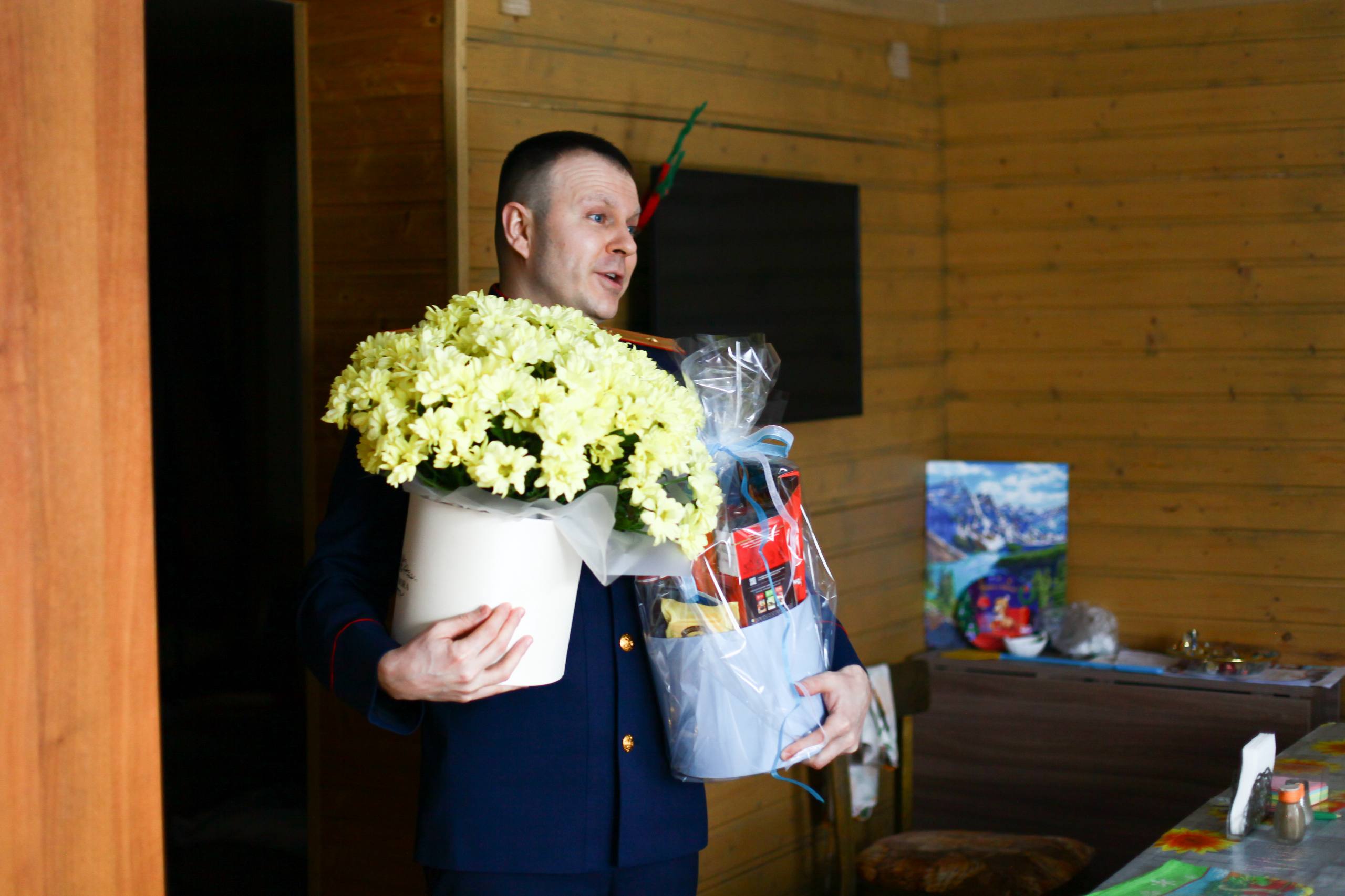 Офицеры регионального СКР навестили жительницу блокадного Ленинграда Овчаренко Алевтину Брониславовну