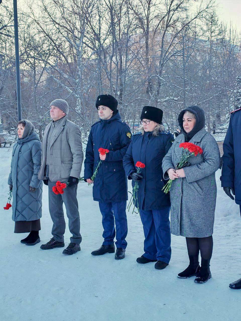 Прокуратура Ленинского района г. Челябинска приняла участие в возложении цветов, посвященном Дню снятия фашистской блокады Ленинграда советскими войсками