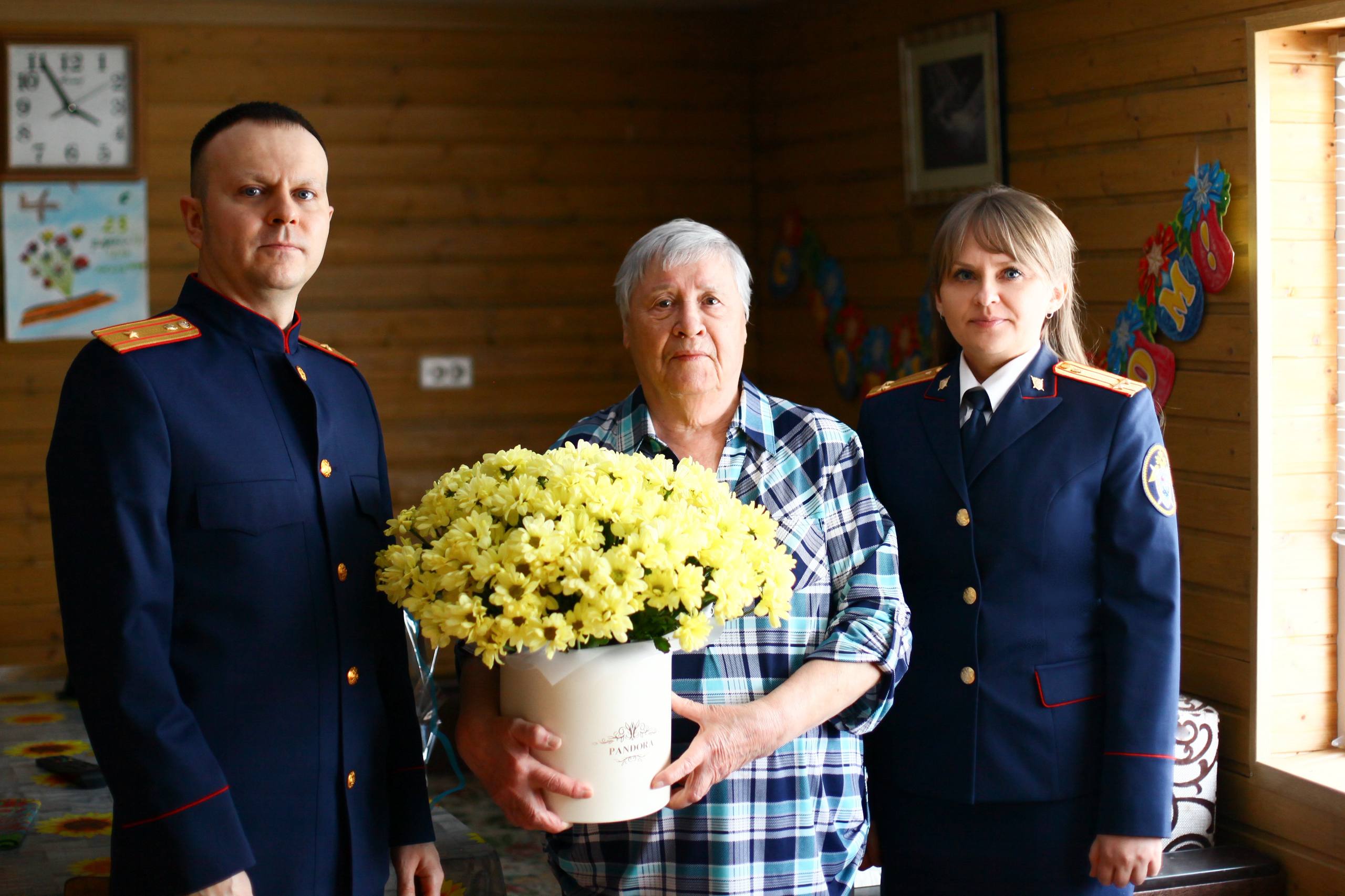 Офицеры регионального СКР навестили жительницу блокадного Ленинграда Овчаренко Алевтину Брониславовну Офицеры регионального СКР навестили жительницу блокадного Ленинграда Овчаренко Алевтину Брониславовну