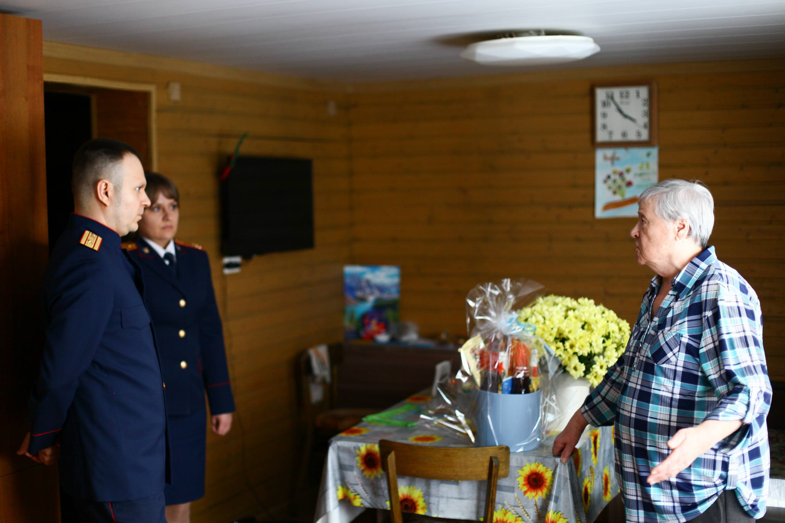 Офицеры регионального СКР навестили жительницу блокадного Ленинграда Овчаренко Алевтину Брониславовну Офицеры регионального СКР навестили жительницу блокадного Ленинграда Овчаренко Алевтину Брониславовну