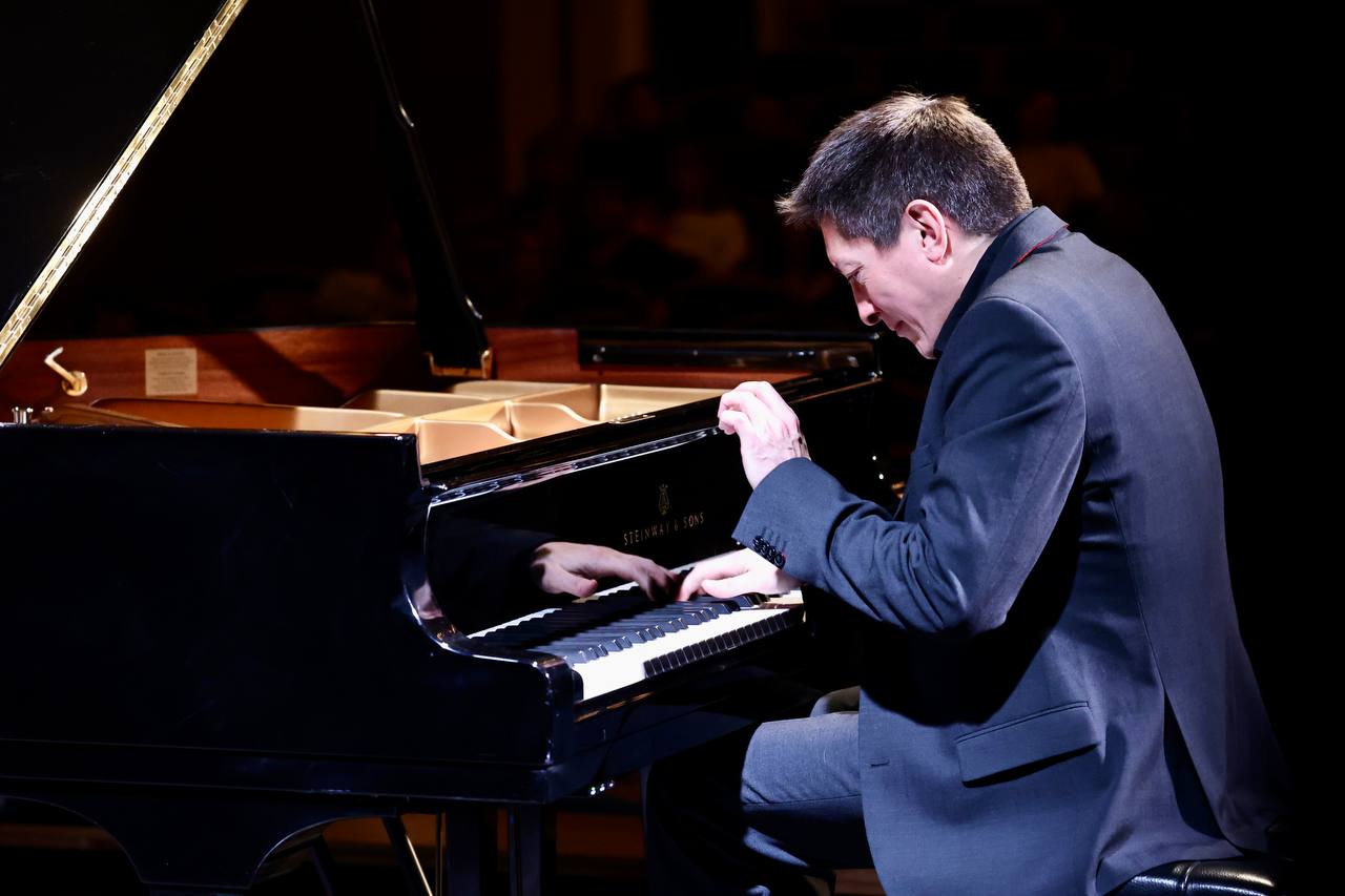 Всемирно известный пианист Фредерик Кемпф выступил в Челябинске Всемирно известный пианист Фредерик Кемпф выступил в Челябинске