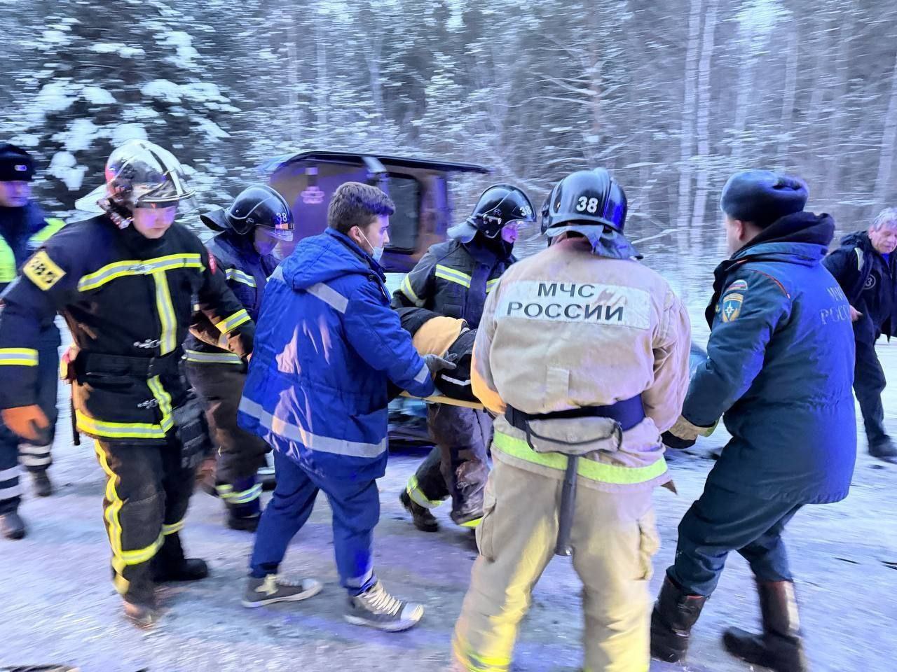 Водителя зажало в машине. Потребовалась помощь спасателей Водителя зажало в машине. Потребовалась помощь спасателей